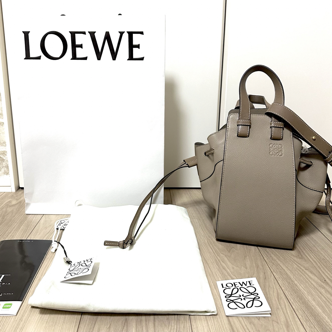 LOEWE(ロエベ)のあんみ様 LOEWE  ロエベ　ハンモック バック スモール　サンド レディースのバッグ(ショルダーバッグ)の商品写真