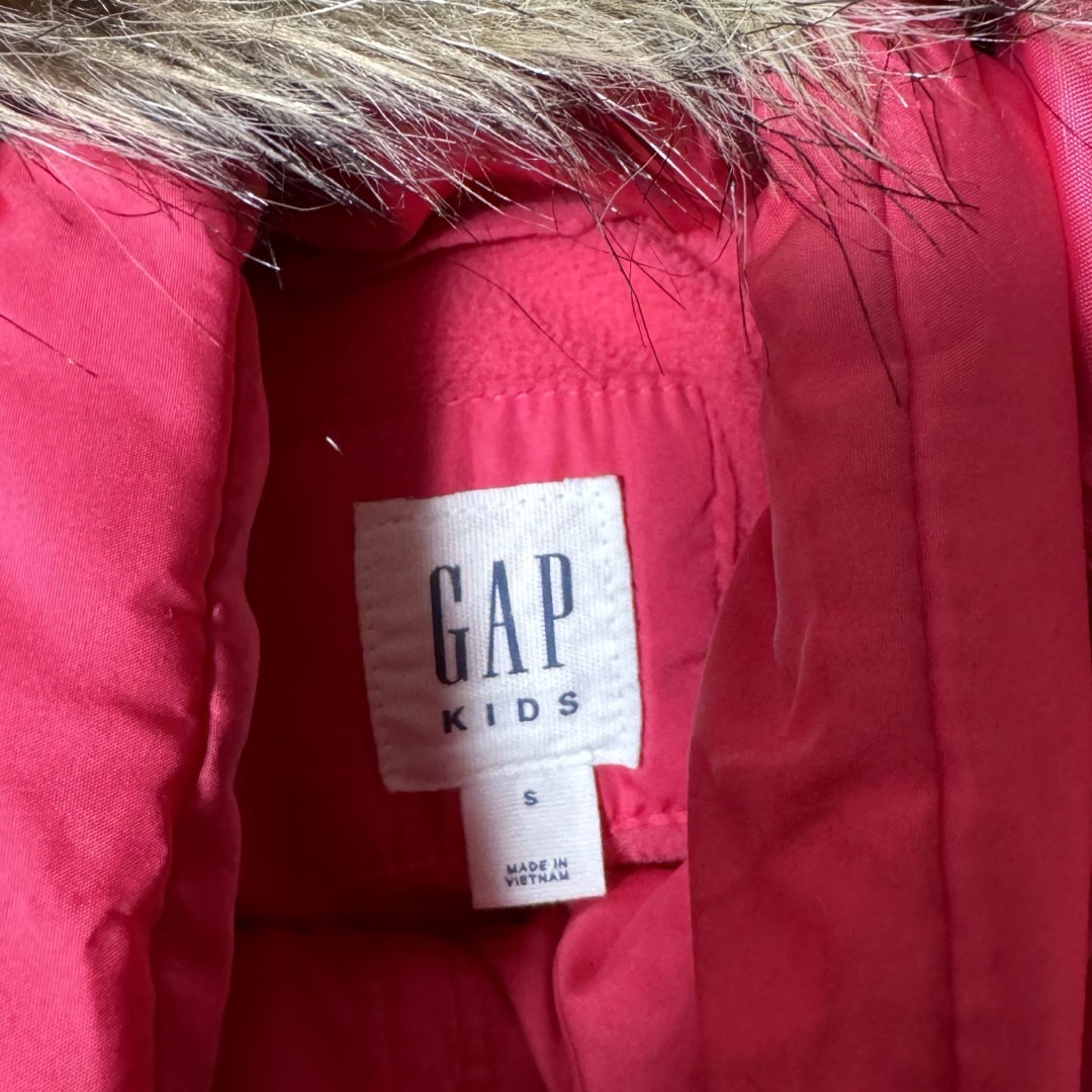 GAP Kids(ギャップキッズ)のＧＡＰ　ＫＩＤＳ　ファーフード付き　ダウンコート　S　120    ピンク  キッズ/ベビー/マタニティのキッズ服女の子用(90cm~)(ジャケット/上着)の商品写真