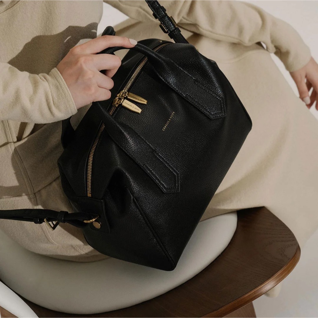 Charles and Keith(チャールズアンドキース)のCHARLES & KEITHダブルハンドル ミニダッフルバッグ（Black） レディースのバッグ(ショルダーバッグ)の商品写真