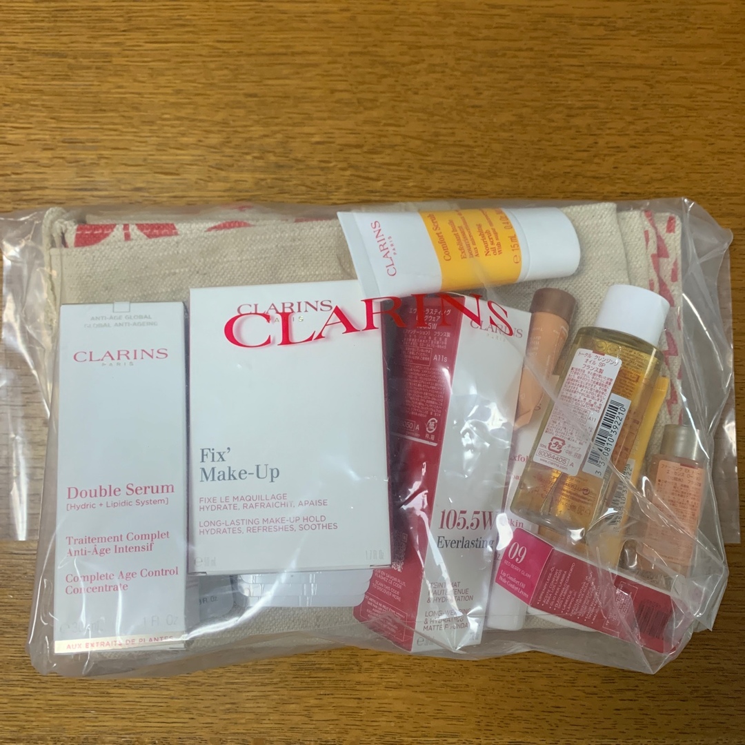 CLARINS(クラランス)の新品クラランスハッピーバッグダブルセーラムEXフィックスメイクアップ17点セット コスメ/美容のスキンケア/基礎化粧品(美容液)の商品写真