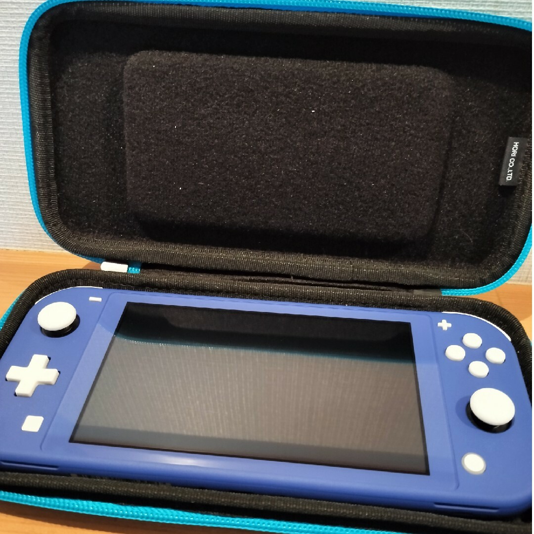 Nintendo Switch(ニンテンドースイッチ)のNintendo Switch Lite 本体　専用ケース　ACアダプター エンタメ/ホビーのゲームソフト/ゲーム機本体(家庭用ゲーム機本体)の商品写真