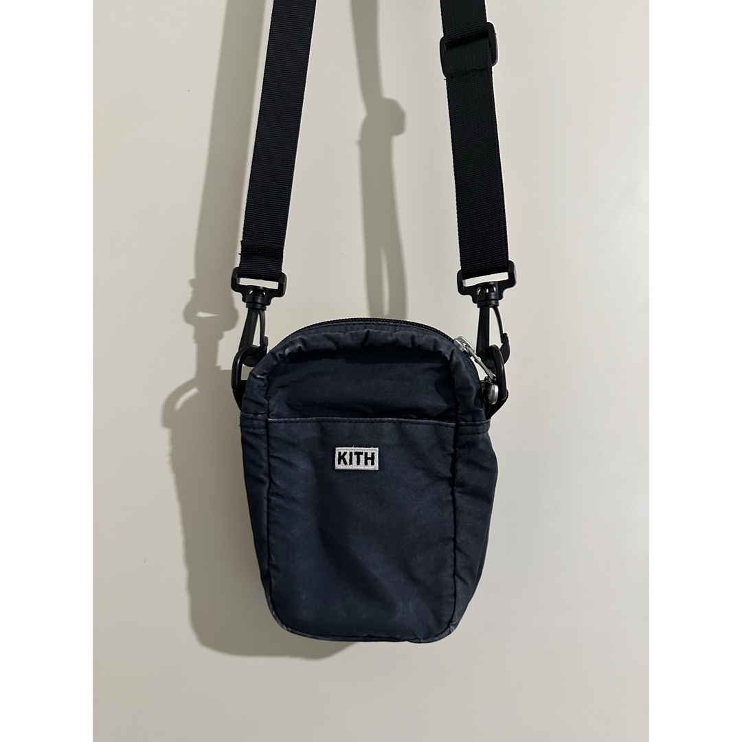KITH(キス)のKith Logo Crossbody Bag Shoulder Bag   メンズのバッグ(ショルダーバッグ)の商品写真