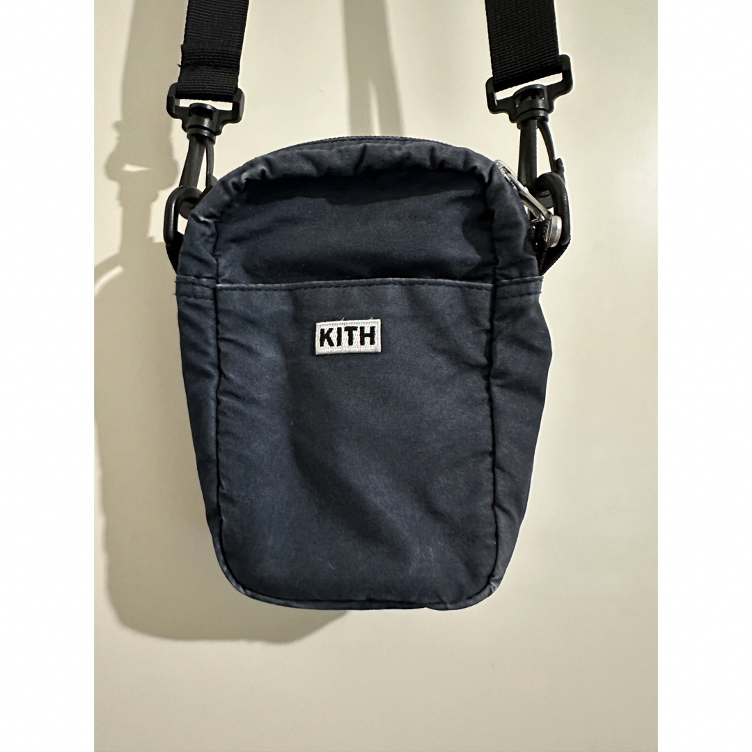 KITH(キス)のKith Logo Crossbody Bag Shoulder Bag   メンズのバッグ(ショルダーバッグ)の商品写真