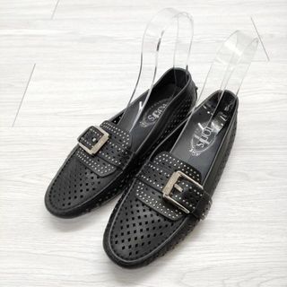 トッズ(TOD'S)のTOD'S ベルト スタッズ レザー ドライビングシューズ 39 1/2 ローファー ブラック レディース トッズ【中古】3-1122G◎(ローファー/革靴)