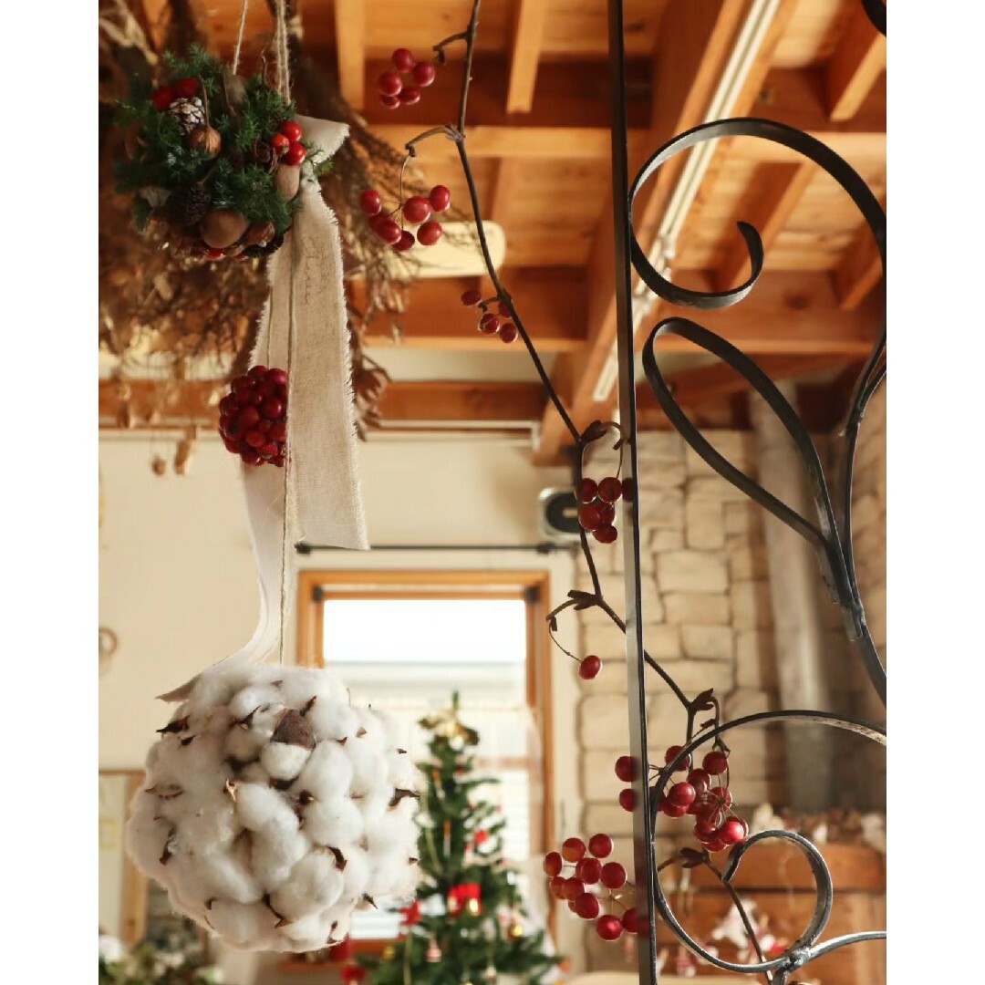 ヒロニャン様12月order　三日月型クリスマスリース　ボールリース　綿花リース ハンドメイドのフラワー/ガーデン(リース)の商品写真