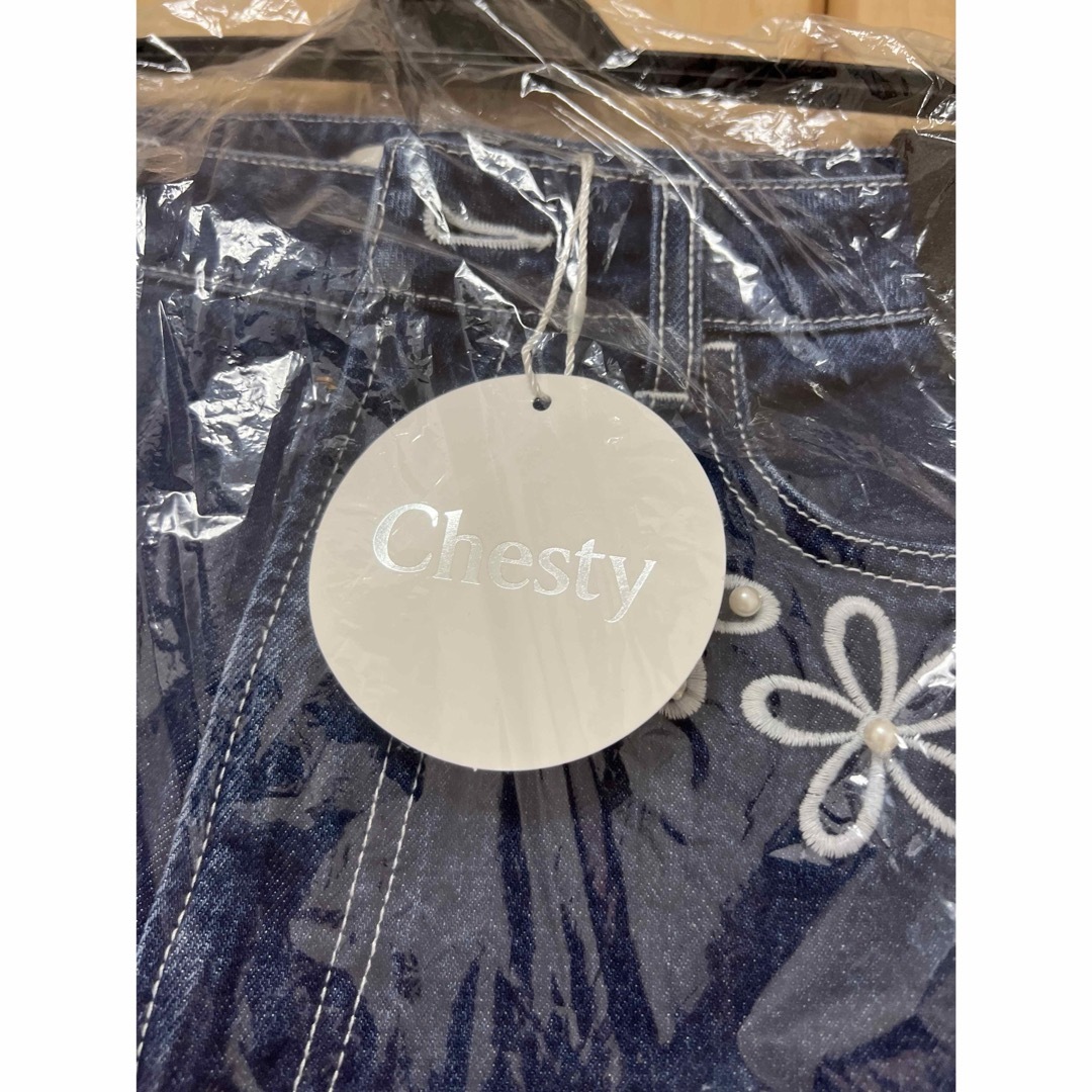 Chesty(チェスティ)のチェスティ　パールフラワーデニム　インディゴ　1サイズ　新品タグ付き レディースのパンツ(デニム/ジーンズ)の商品写真