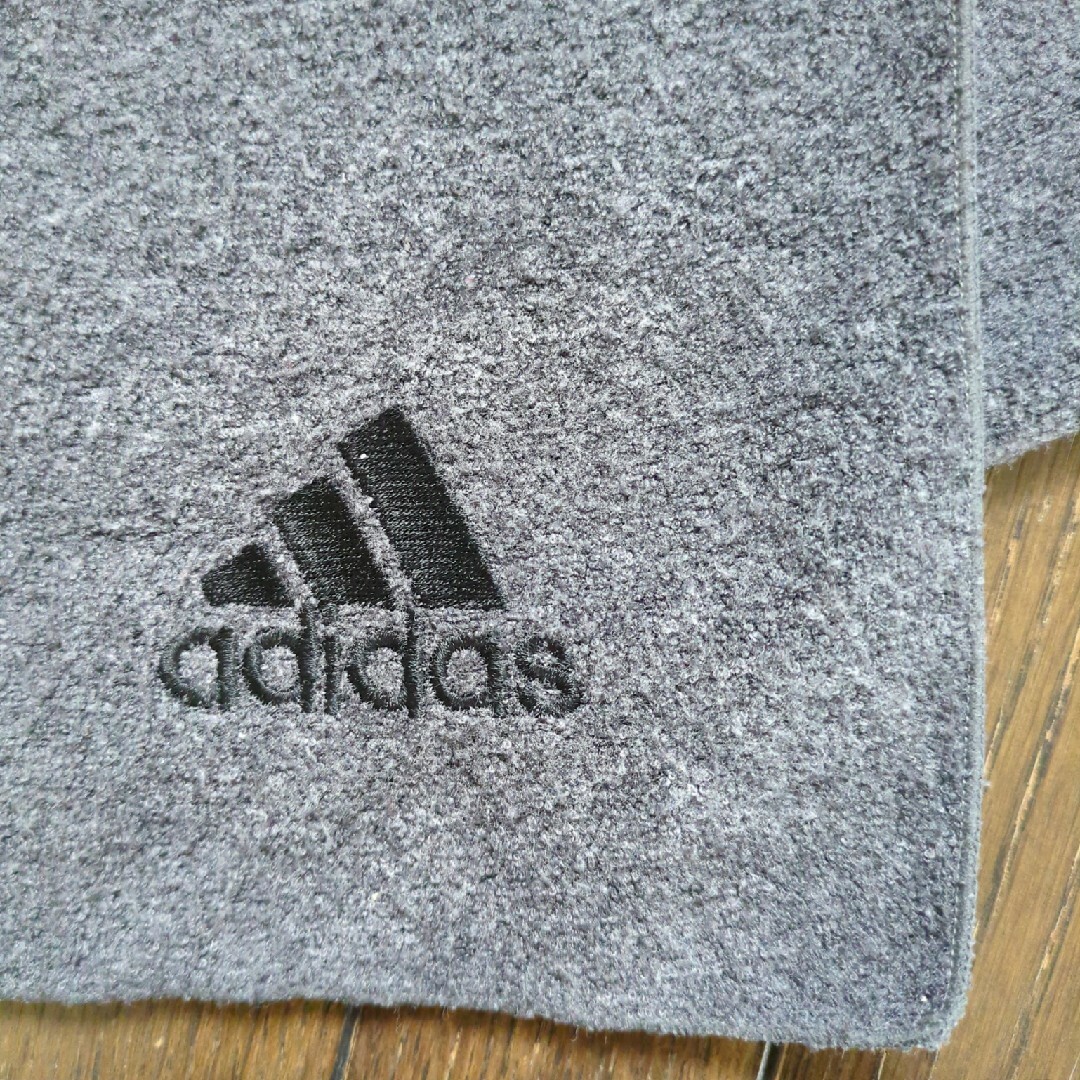 adidas(アディダス)のadidasマフラーグレー メンズのファッション小物(マフラー)の商品写真