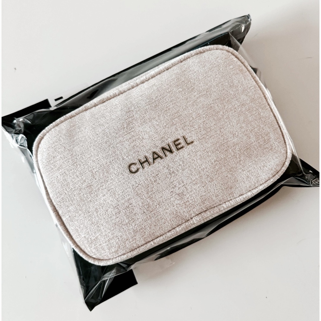 CHANEL(シャネル)のシャネル　2023クリスマス　限定ポーチ レディースのファッション小物(ポーチ)の商品写真
