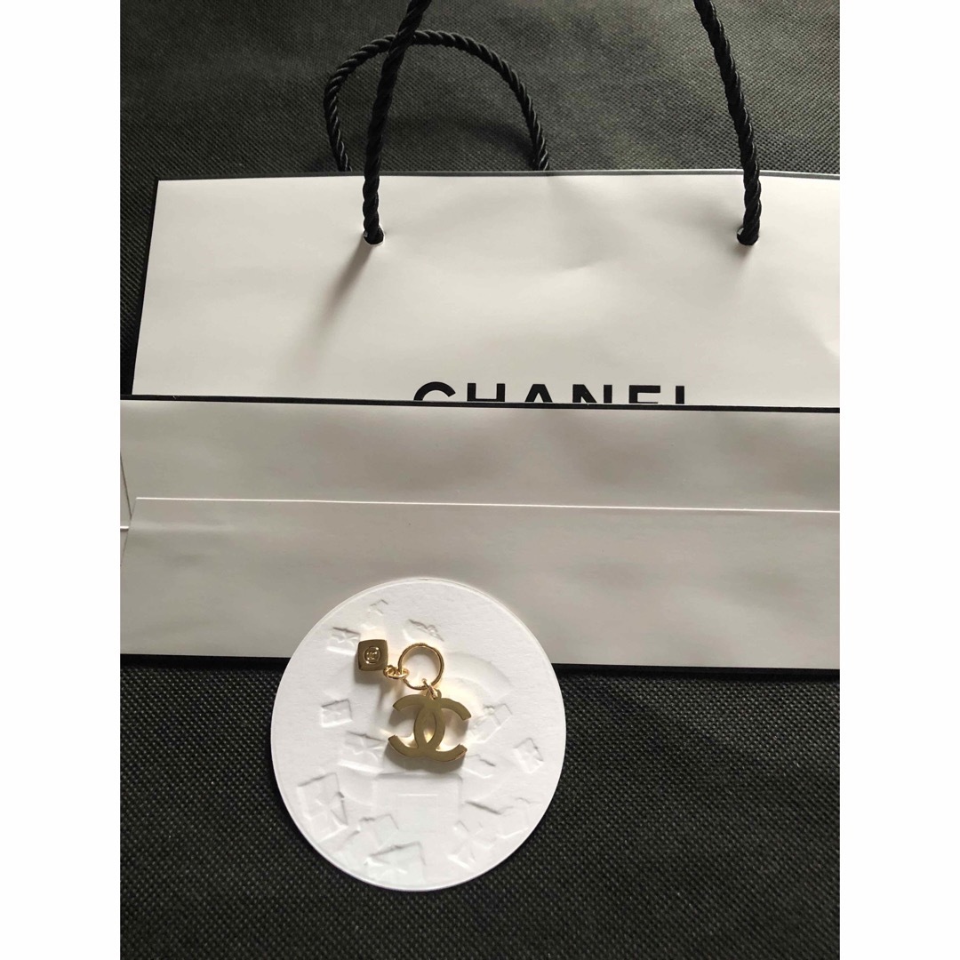 CHANEL(シャネル)の新品　シャネル　チャーム　紙袋　ムエット　ショッパー　ショップ袋 レディースのアクセサリー(チャーム)の商品写真