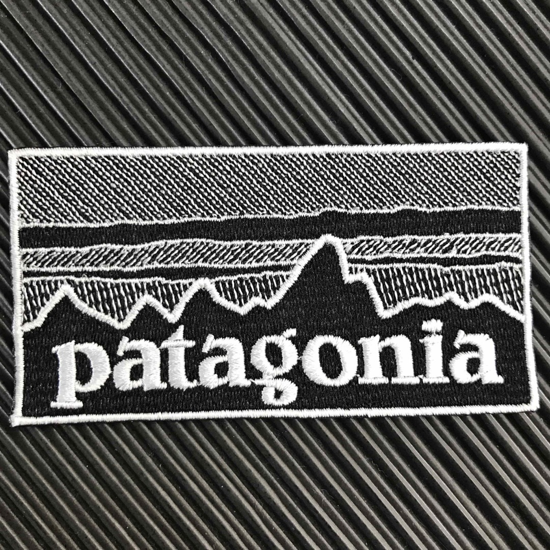 patagonia(パタゴニア)の90×48mm PATAGONIAフィッツロイ モノクロアイロンワッペン -77 ハンドメイドの素材/材料(各種パーツ)の商品写真