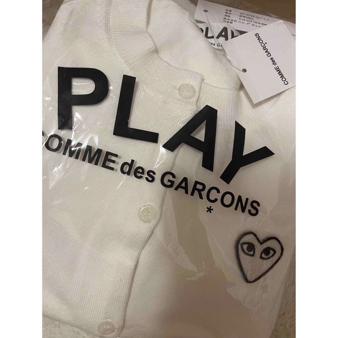 COMME des GARCONS(コムデギャルソン)のプレイコムデギャルソン　カーディガン　ロゴ　白ハート レディースのトップス(カーディガン)の商品写真