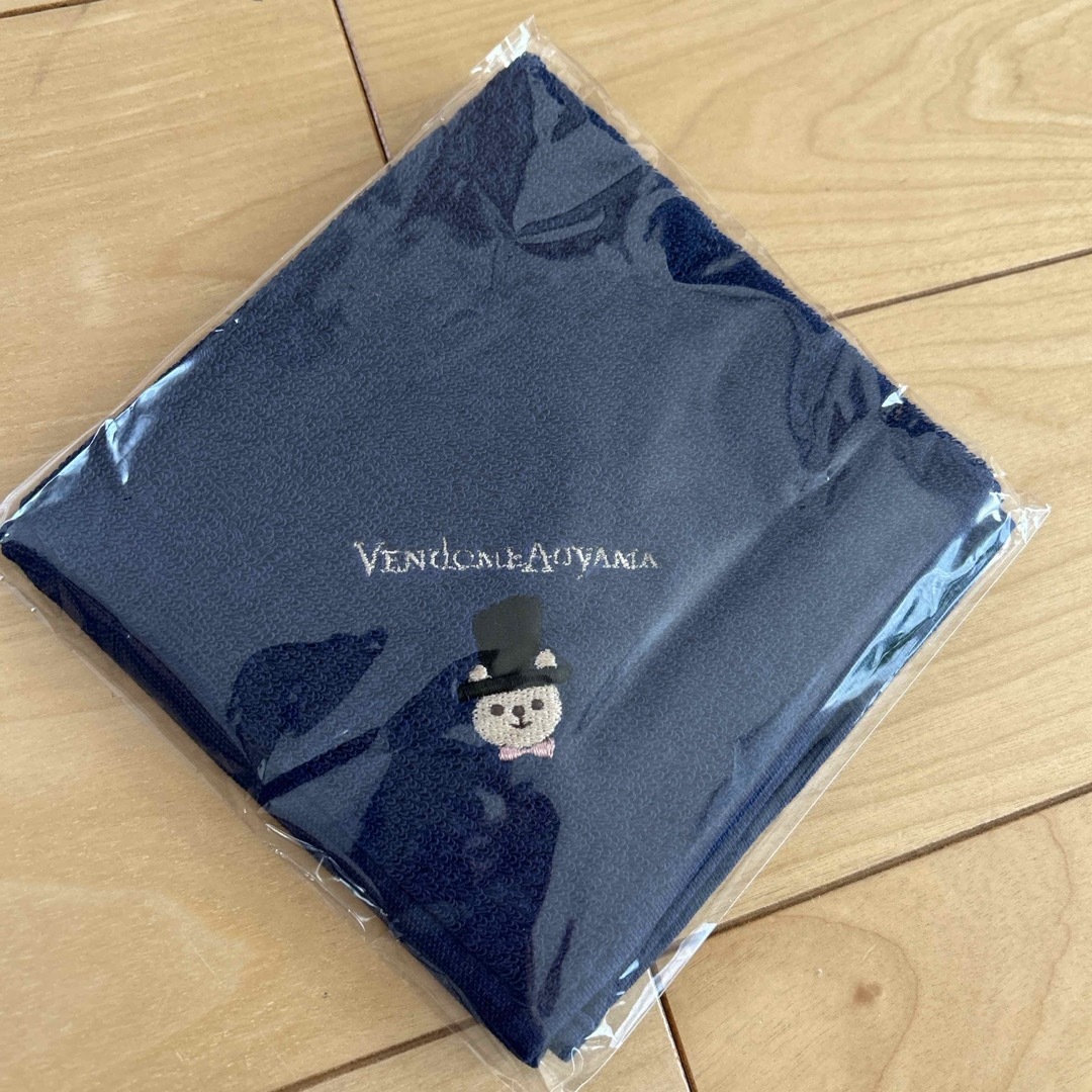 Vendome Aoyama(ヴァンドームアオヤマ)のヴァンドーム青山　　ピンバッジとハンカチ エンタメ/ホビーのアニメグッズ(バッジ/ピンバッジ)の商品写真