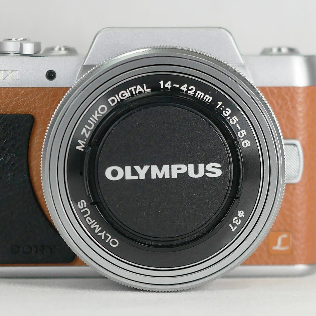 OLYMPUS(オリンパス)のオリンパス 電動パンケーキレンズ M.ZUIKO 14-42mm シルバー スマホ/家電/カメラのカメラ(レンズ(ズーム))の商品写真