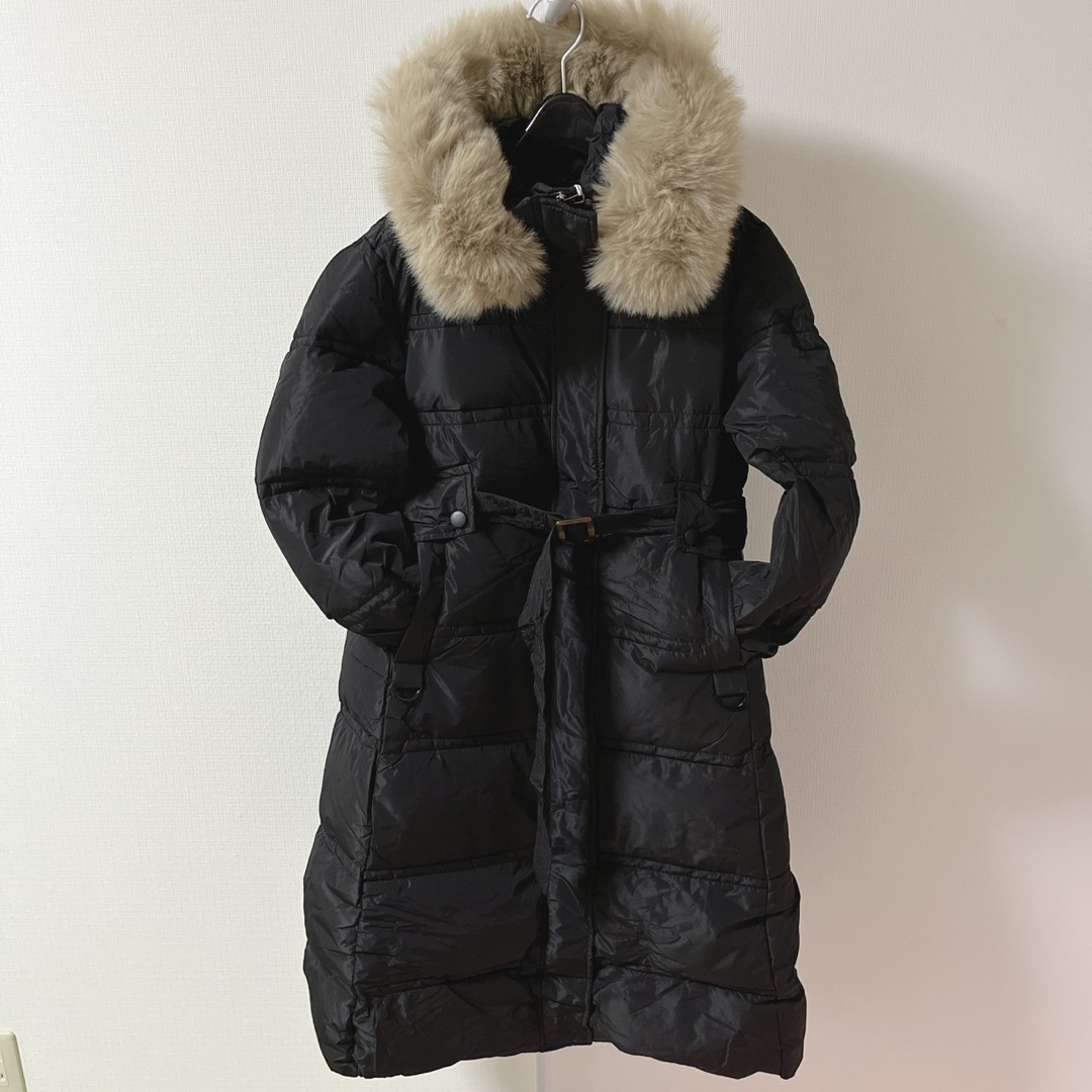 Lサイズ ファー付き ロングダウンコート 中綿 ベルト ブラック 555Y  レディースのジャケット/アウター(ロングコート)の商品写真