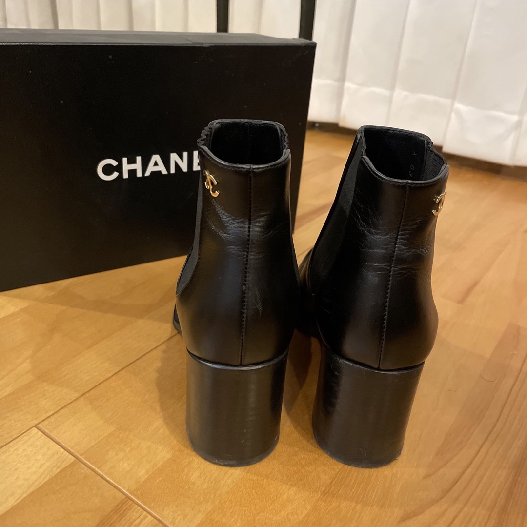 CHANEL(シャネル)の美品　シャネル　ショートブーツ　オシャレ　22.5cm レディースの靴/シューズ(ブーツ)の商品写真