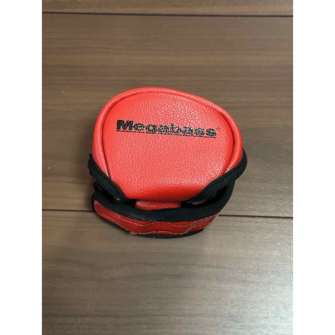 Megabass(メガバス)のメガバス リールカバー レッド スポーツ/アウトドアのフィッシング(リール)の商品写真