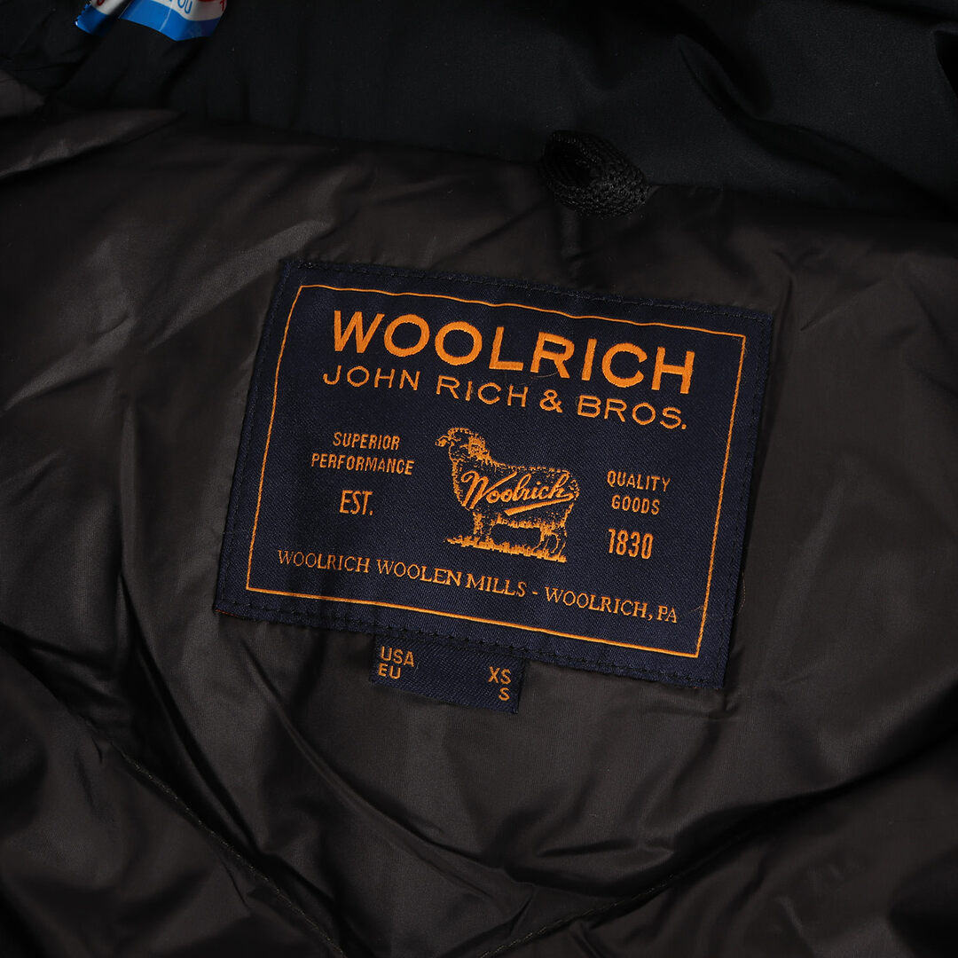 WOOLRICH(ウールリッチ)のWOOLRICH ウールリッチ ダウン サイズ:XS ラグジュアリー アークティック パーカー ダウン ジャケット コート  (LUXURY ARCTIC PARKA WOCPS2708D) ネイビー 紺 アウター ブルゾン シンプル カジュアル アウトドア テック ブランド 【メンズ】【中古】 メンズのジャケット/アウター(ダウンジャケット)の商品写真