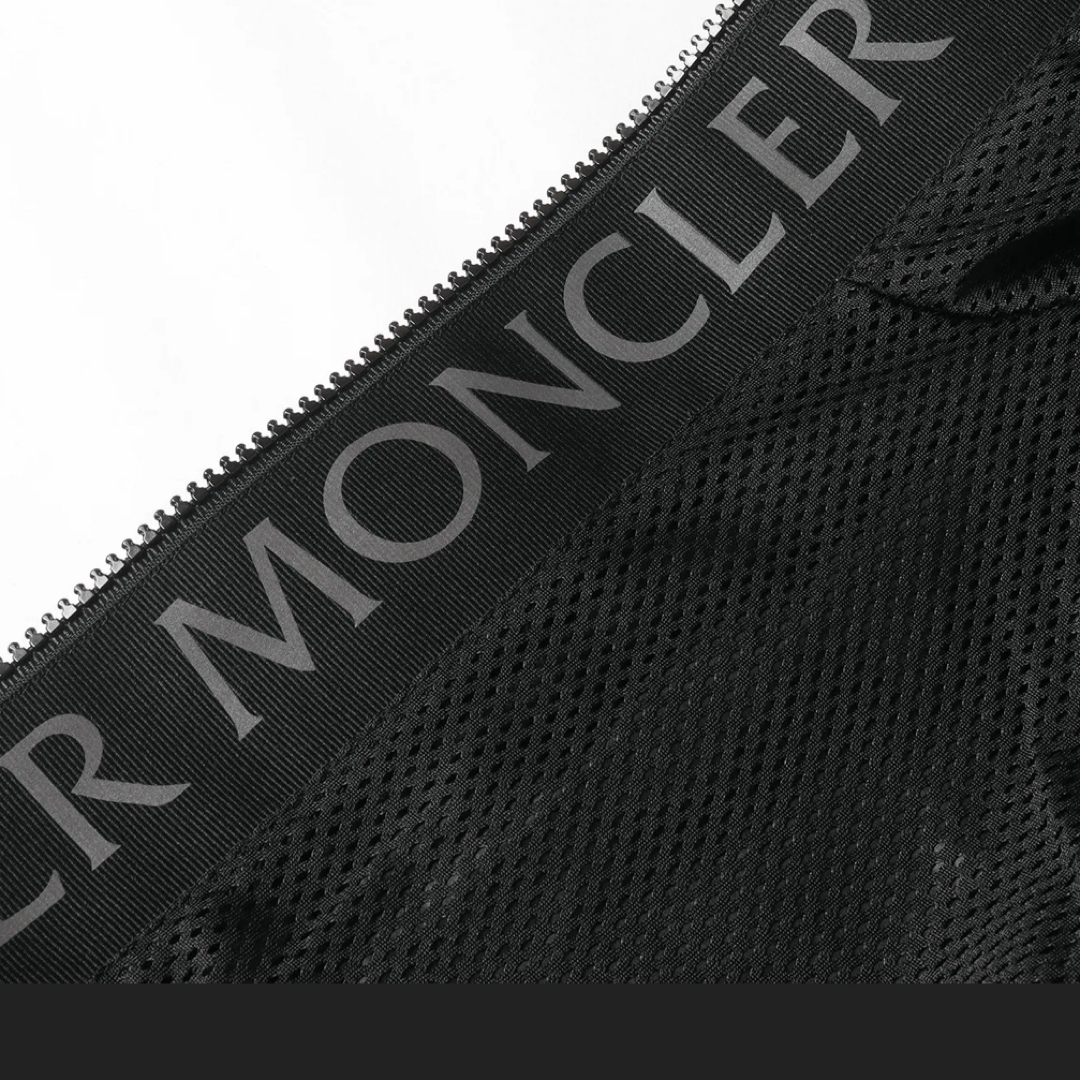 MONCLER(モンクレール)のMONCLER ベスト メンズのジャケット/アウター(ダウンベスト)の商品写真