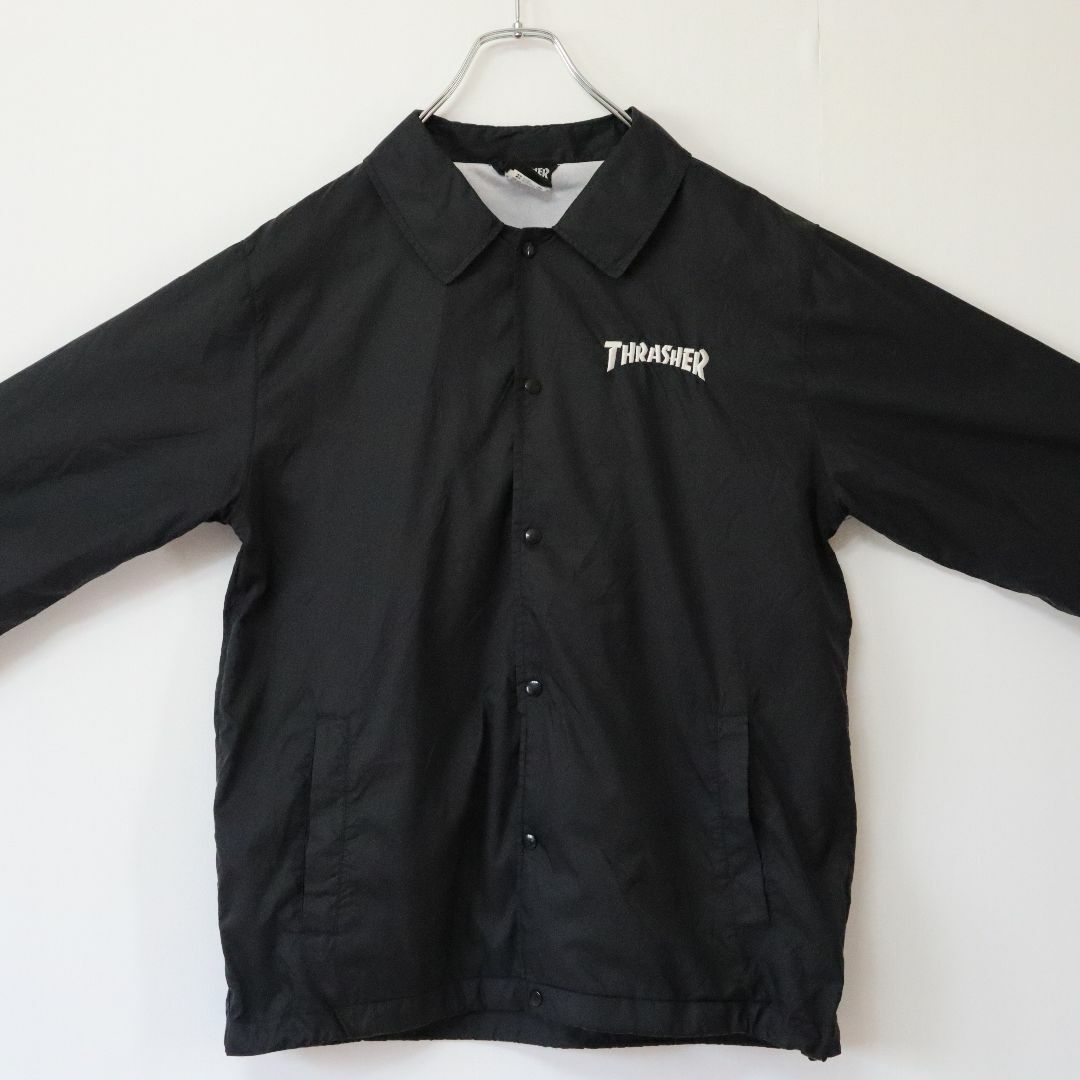 THRASHER(スラッシャー)の【バックロゴ】スラッシャー／コーチジャケット　刺繍ロゴ　ストリート　裏地付き　黒 メンズのジャケット/アウター(ナイロンジャケット)の商品写真