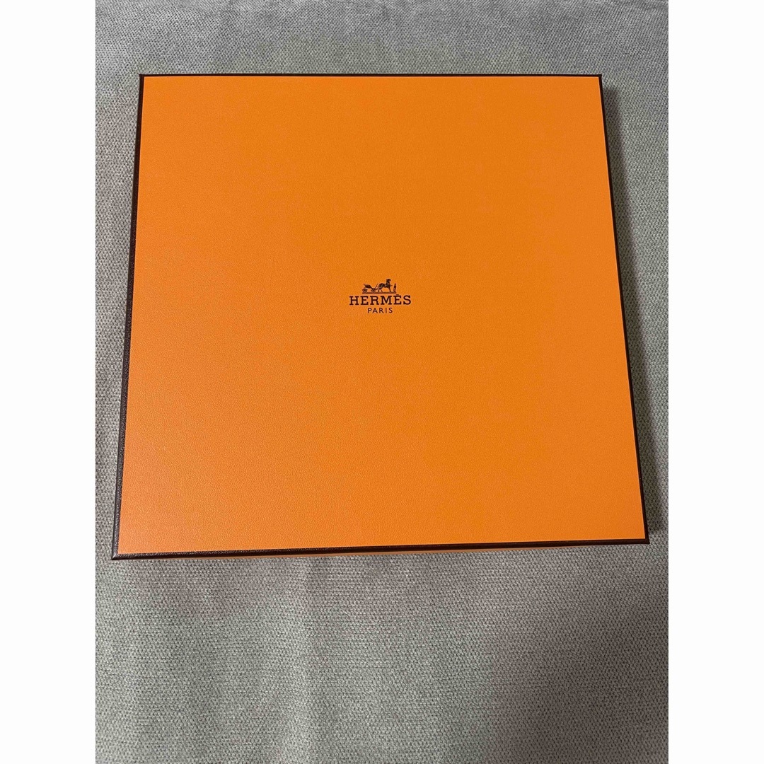 Hermes(エルメス)の値下げ！エルメス 2023秋冬 カレ90 《千と一のウサギ》新品未使用 黒白 レディースのファッション小物(バンダナ/スカーフ)の商品写真