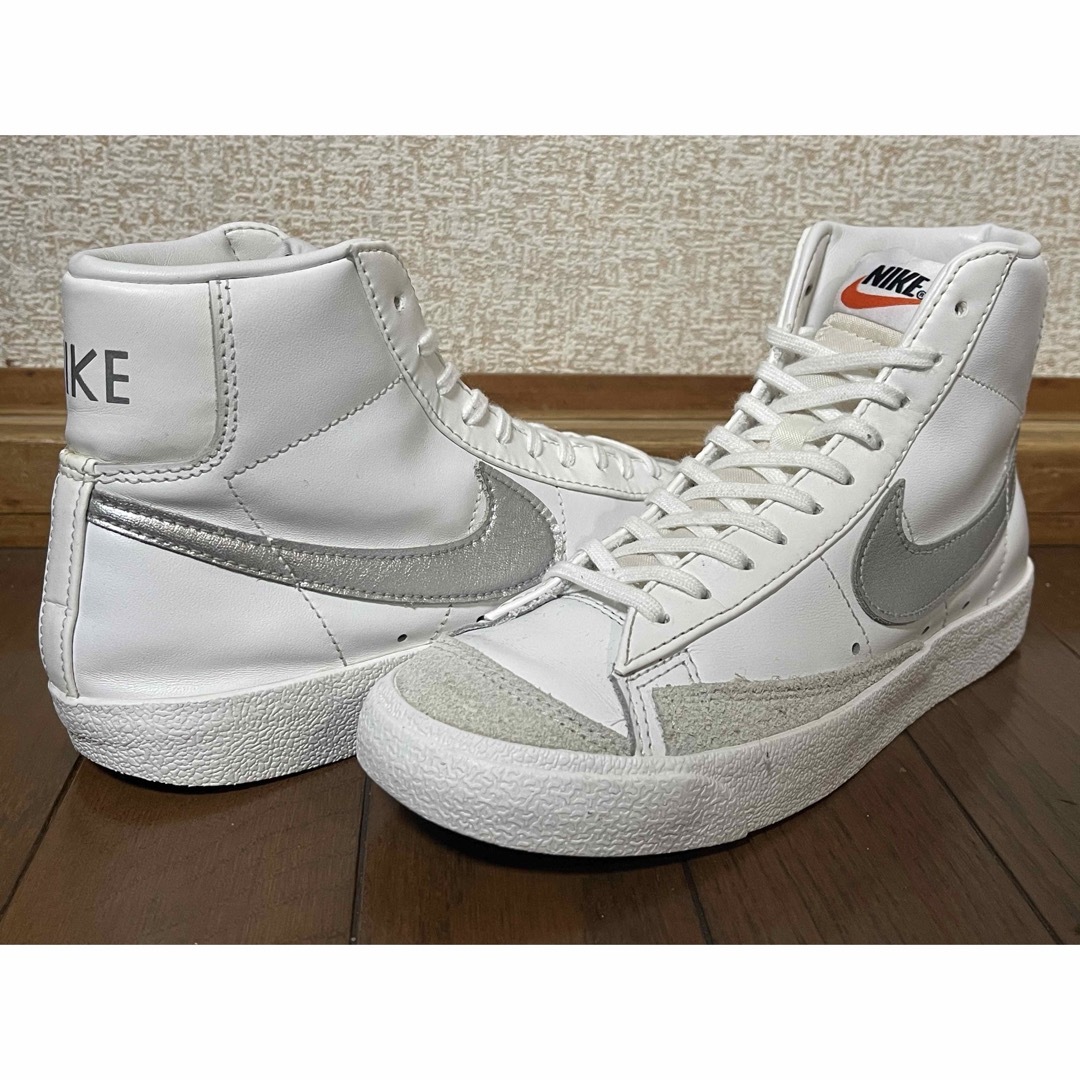 NIKE(ナイキ)のNIKE WOMENS BLAZER MID 77 24.0cm  レディースの靴/シューズ(スニーカー)の商品写真