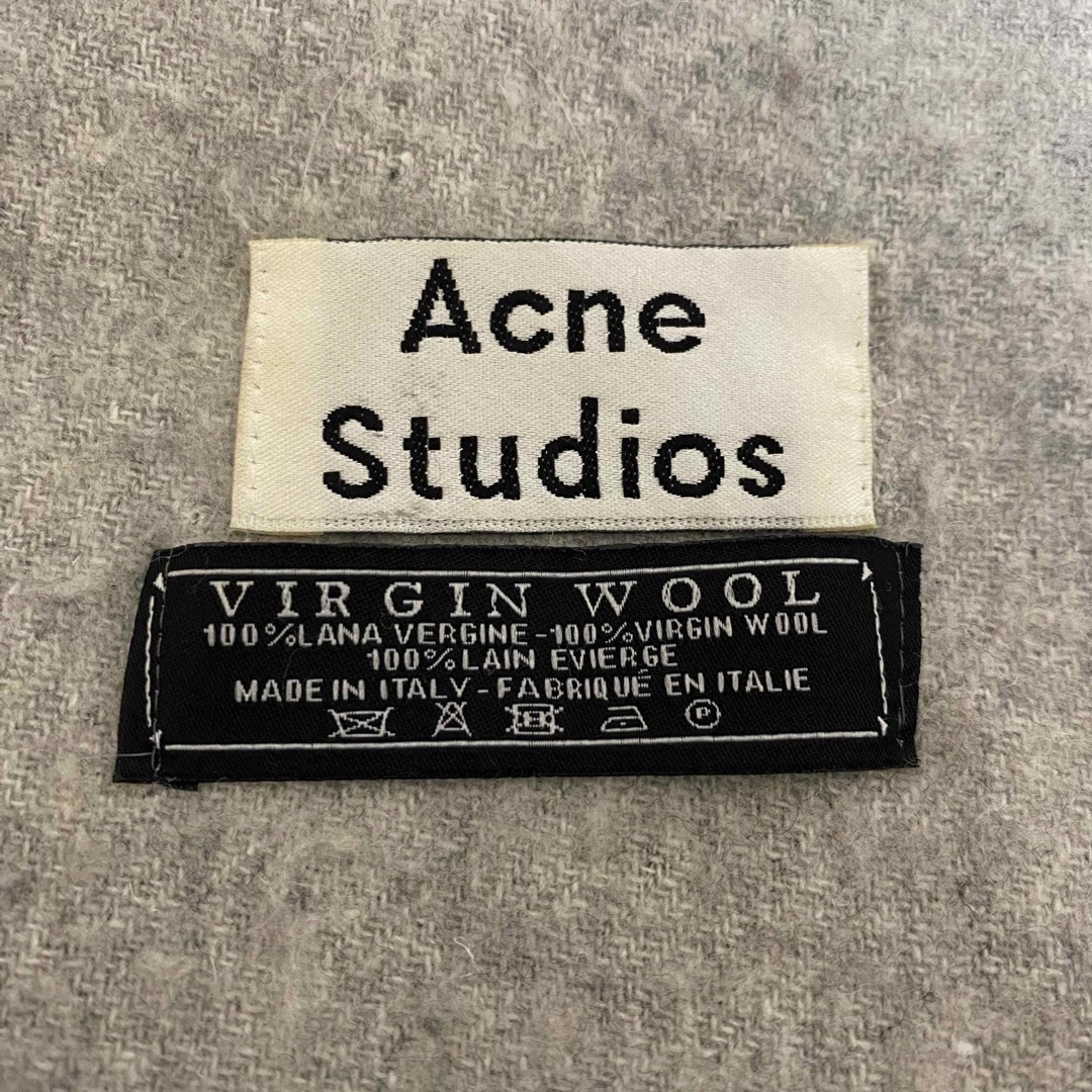 Acne Studios(アクネストゥディオズ)のacne studios アクネストゥディオス　大判　マフラー　グレー　旧ロゴ メンズのファッション小物(マフラー)の商品写真