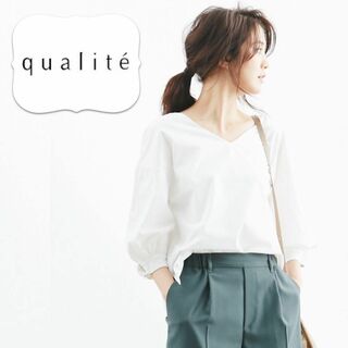 カリテ(qualite)の洗える／きちんとブラウス見えボリューム袖イージーVネックカットソー ホワイト(シャツ/ブラウス(長袖/七分))