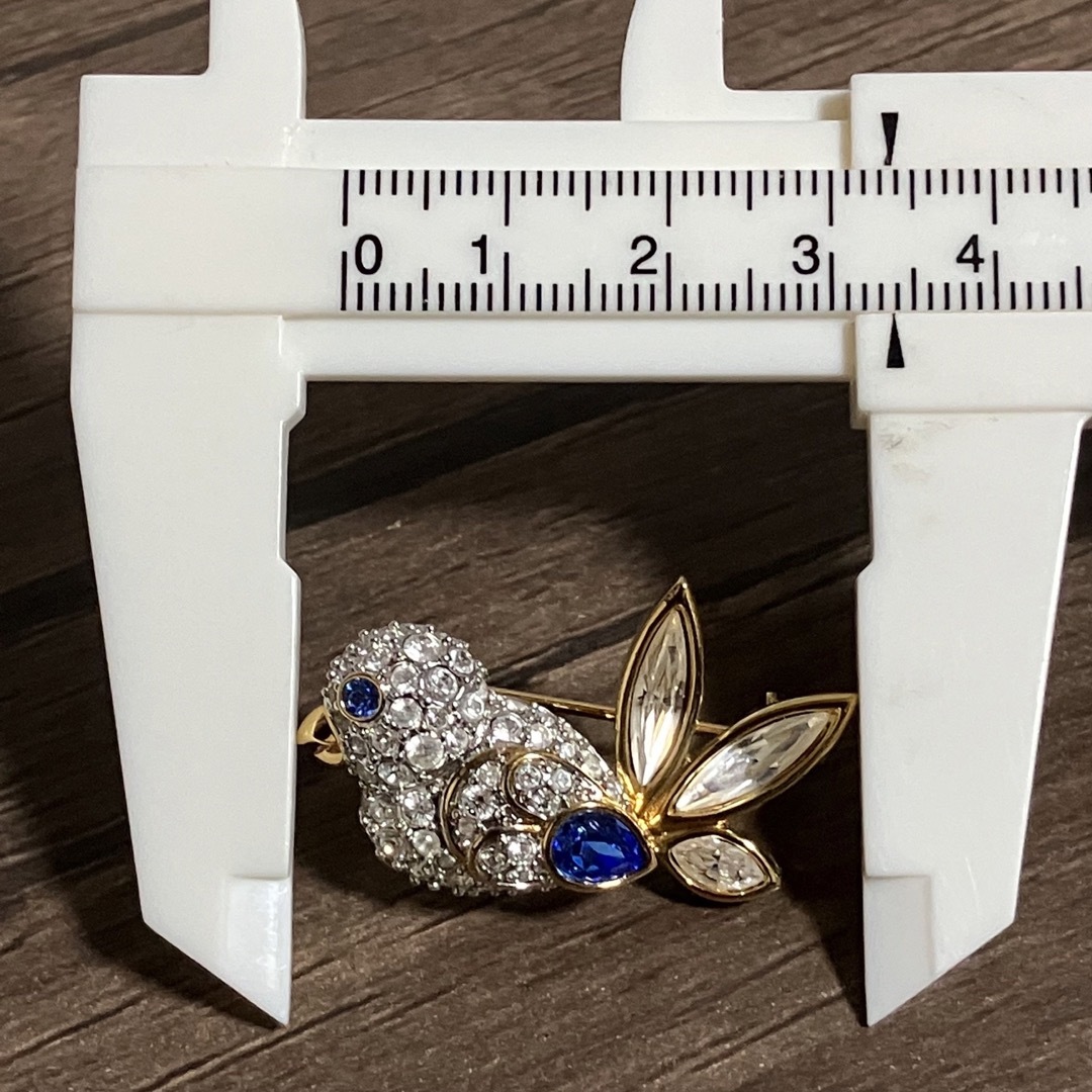 SWAROVSKI(スワロフスキー)の美品 可愛い!! SWAROVSKI スワロフスキー 小鳥 ブローチ 青 レディースのアクセサリー(その他)の商品写真