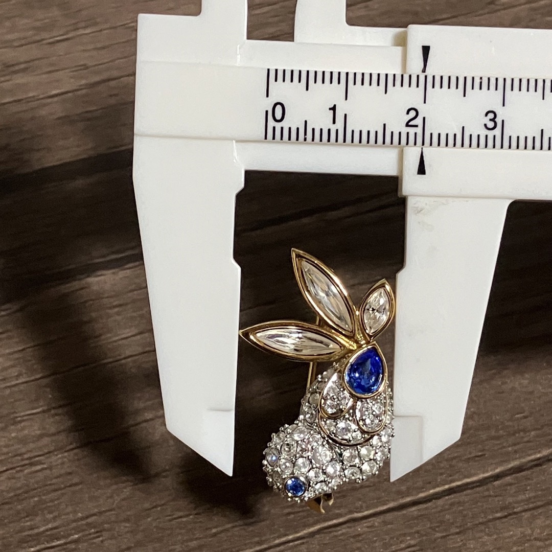 SWAROVSKI(スワロフスキー)の美品 可愛い!! SWAROVSKI スワロフスキー 小鳥 ブローチ 青 レディースのアクセサリー(その他)の商品写真