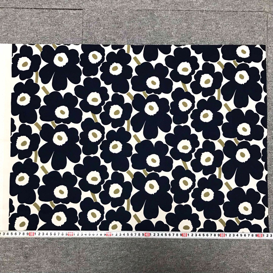 marimekko(マリメッコ)の2023 日本限定色【ミニウニッコ】マリメッコ　生地　縦50 横70 ハンドメイドの素材/材料(生地/糸)の商品写真