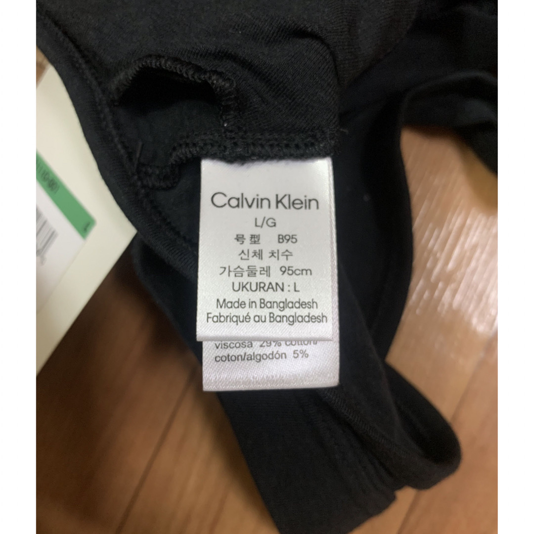 Calvin Klein(カルバンクライン)の日本未発売　ゴールドロゴ　パット付き　カルバンクライン　  レディースの下着/アンダーウェア(ブラ)の商品写真