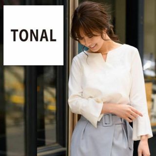 トーナル(TONAL)のチャーム付スリットVネック／ベルスリーブとろみブラウス ホワイト(シャツ/ブラウス(長袖/七分))