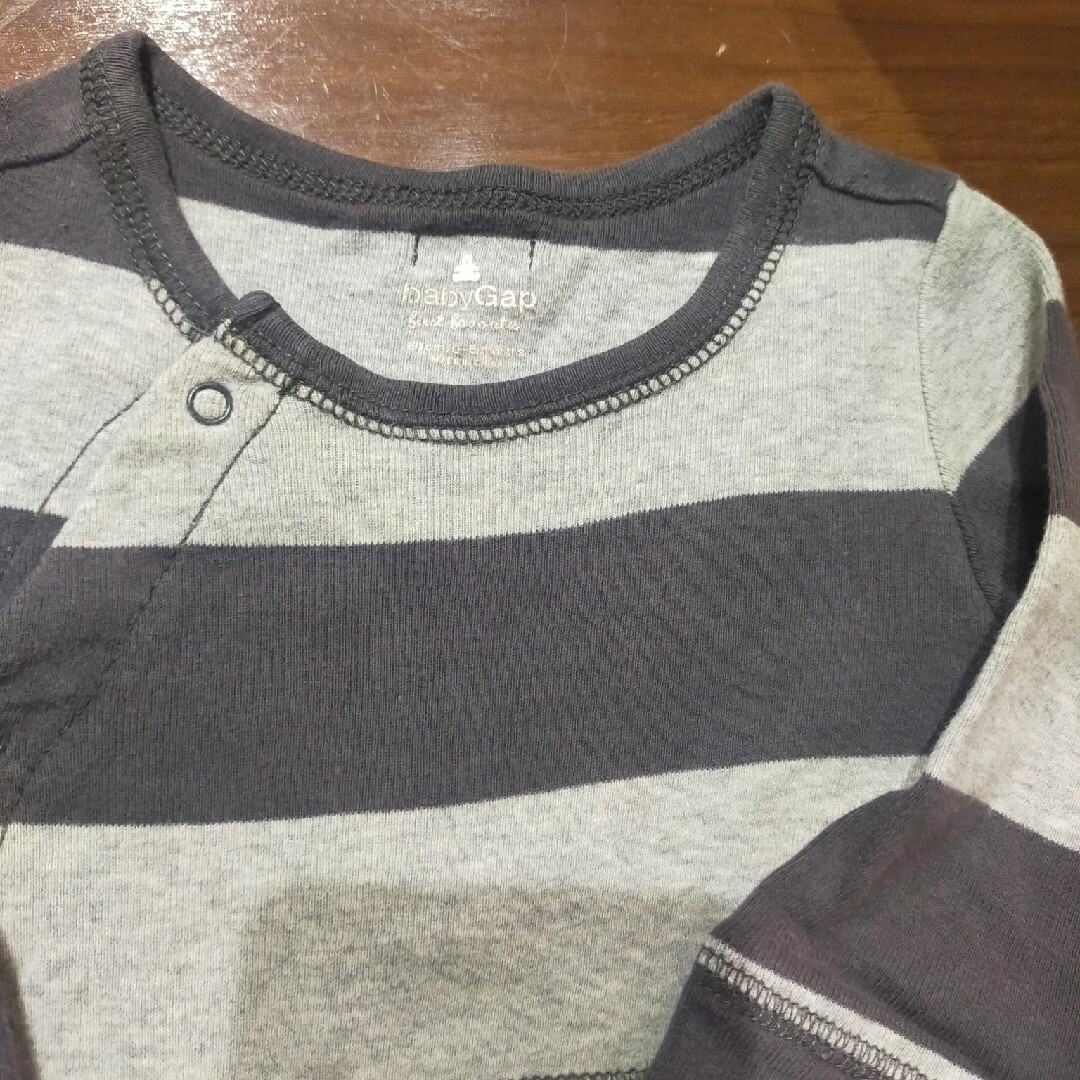 babyGAP(ベビーギャップ)の足付きボーダーロンパース BABY GAP 新生児〜70 キッズ/ベビー/マタニティのベビー服(~85cm)(ロンパース)の商品写真