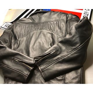 ハーレーダビッドソン(Harley Davidson)の【極美品！背ロゴエンボス】ハーレーダビットソン極厚W黒革製　ライダースジャケット(レザージャケット)