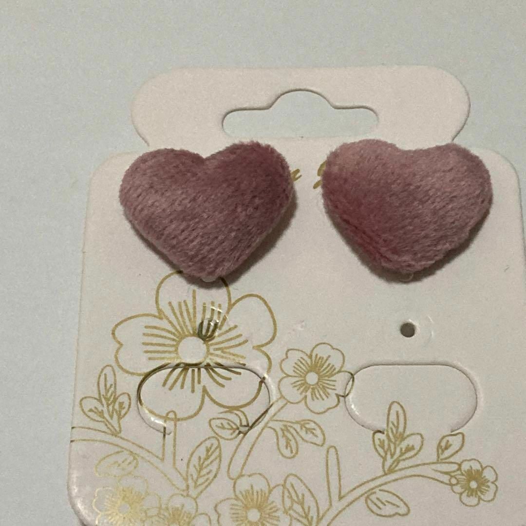 ハンドメイド　ハートのピアス💛ピンク　もこもこ　秋冬　クリスマス　ボア💚 ハンドメイドのアクセサリー(ピアス)の商品写真