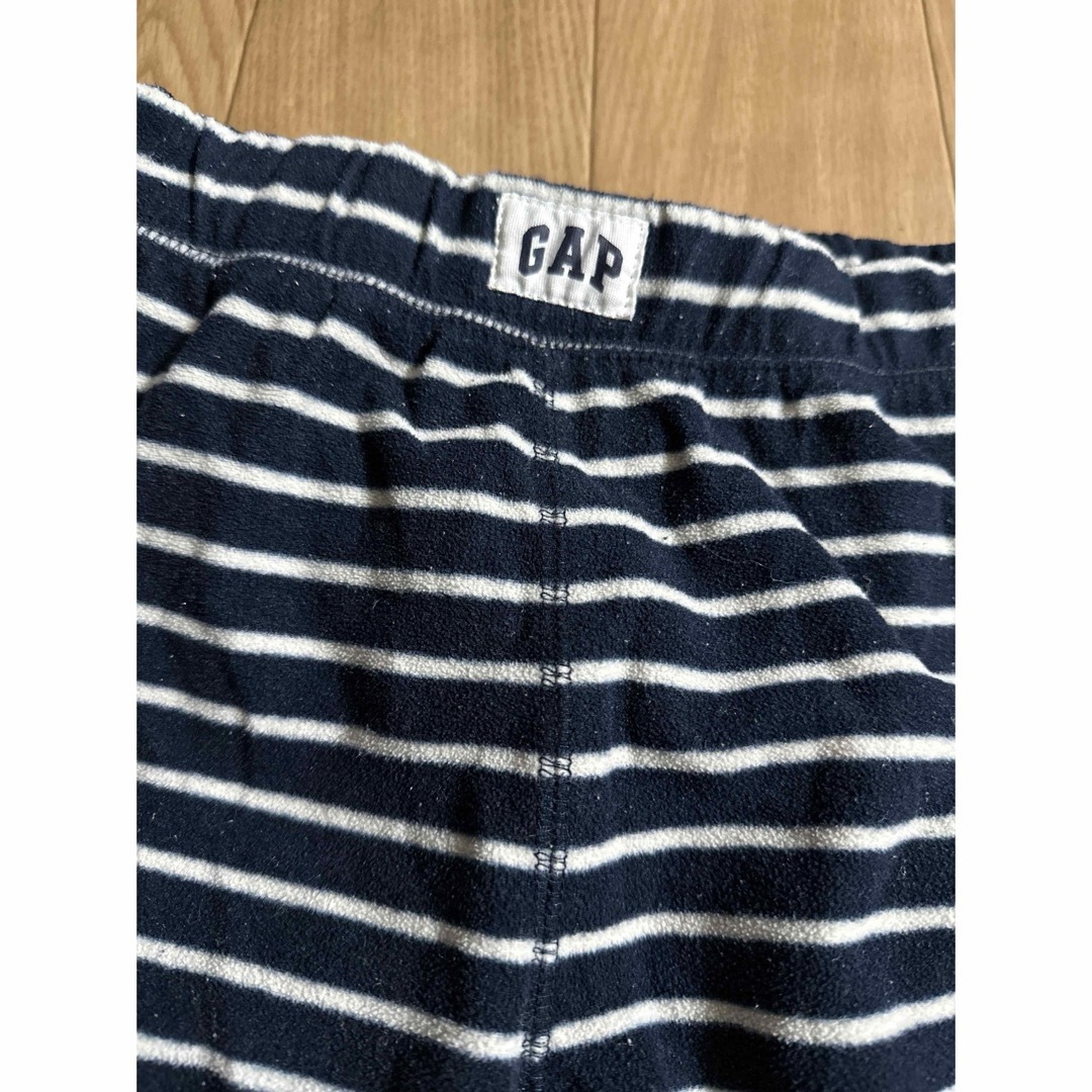 GAP Kids(ギャップキッズ)の美品！ＧＡＰ130 ボーダーフリースパンツ キッズ/ベビー/マタニティのキッズ服男の子用(90cm~)(パジャマ)の商品写真