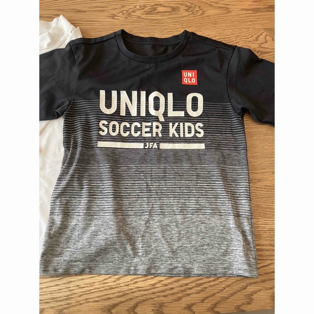 UNIQLO(ユニクロ)のUNIQLOサッカーTシャツ＆白インナー　130cm スポーツ/アウトドアのサッカー/フットサル(ウェア)の商品写真