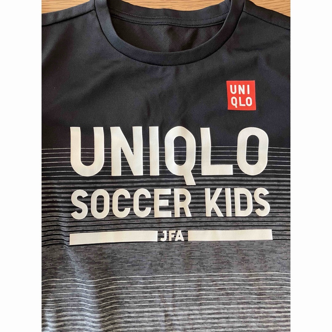 UNIQLO(ユニクロ)のUNIQLOサッカーTシャツ＆白インナー　130cm スポーツ/アウトドアのサッカー/フットサル(ウェア)の商品写真