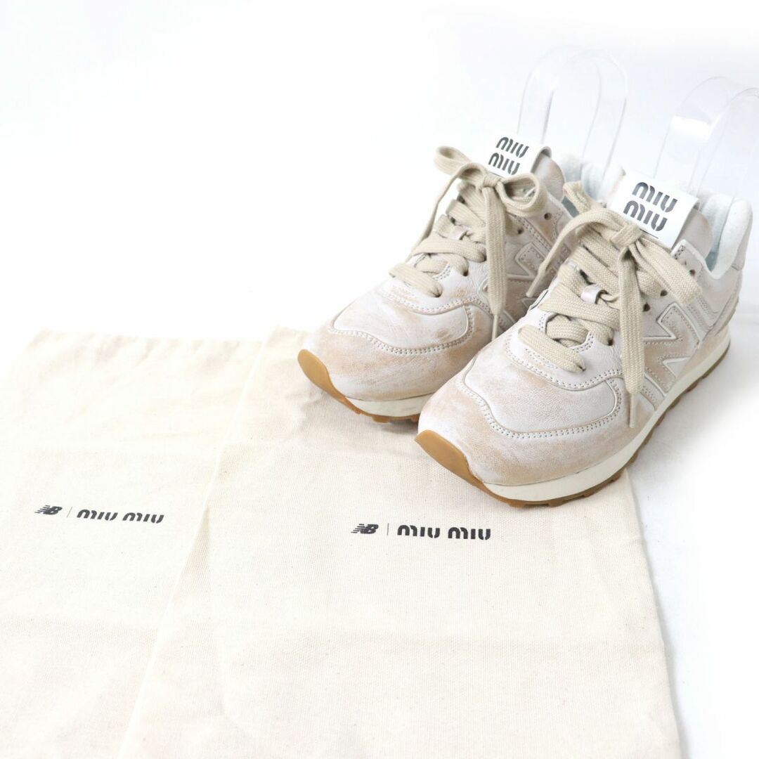 New Balance(ニューバランス)の極美品☆New Balance×MIU MIU ニューバランス×ミュウミュウ 23SS 574 ヴィンテージ加工 ナッパレザー スニーカー アイボリー 36 保存袋付 レディースの靴/シューズ(スニーカー)の商品写真