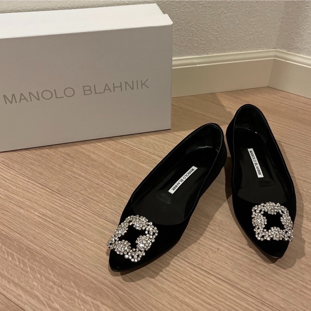 MANOLO BLAHNIK(マノロブラニク)のマノロブラニク　ハンギシ　ブラック　ベロア　36.5 レディースの靴/シューズ(バレエシューズ)の商品写真