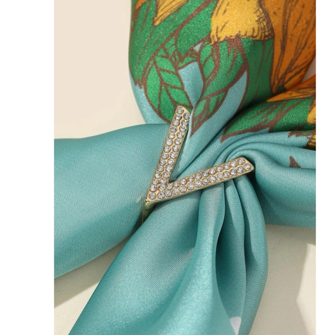ラインストーン 文字デザイン スカーフリング レディースのファッション小物(バンダナ/スカーフ)の商品写真