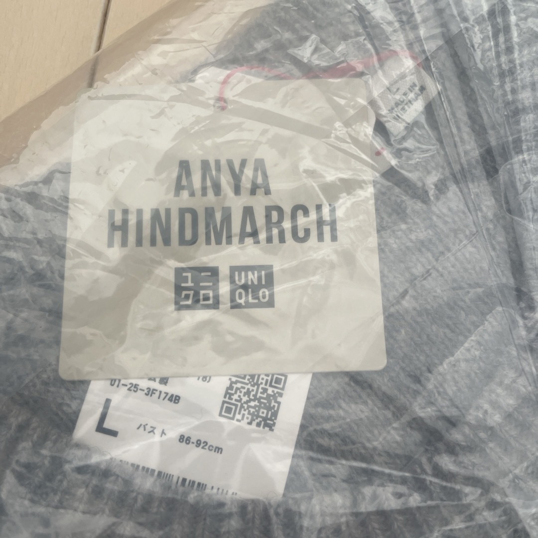 ANYA HINDMARCH(アニヤハインドマーチ)のUNIQLO x ANYA HINDMARCHプレミアムラムクルーネックセーター レディースのトップス(ニット/セーター)の商品写真