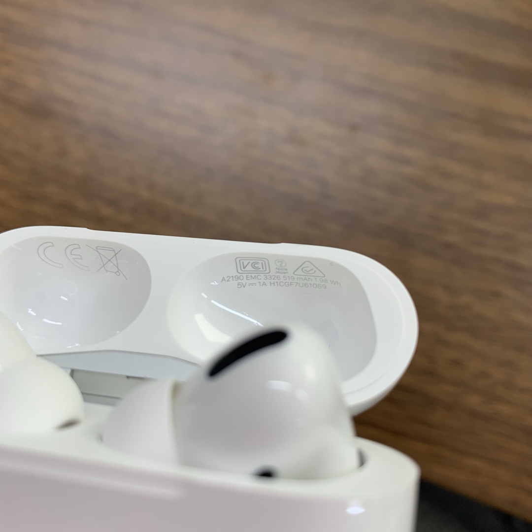 Apple(アップル)のApple純正 AirPods Pro MagSafe充電ケース付き スマホ/家電/カメラのオーディオ機器(ヘッドフォン/イヤフォン)の商品写真