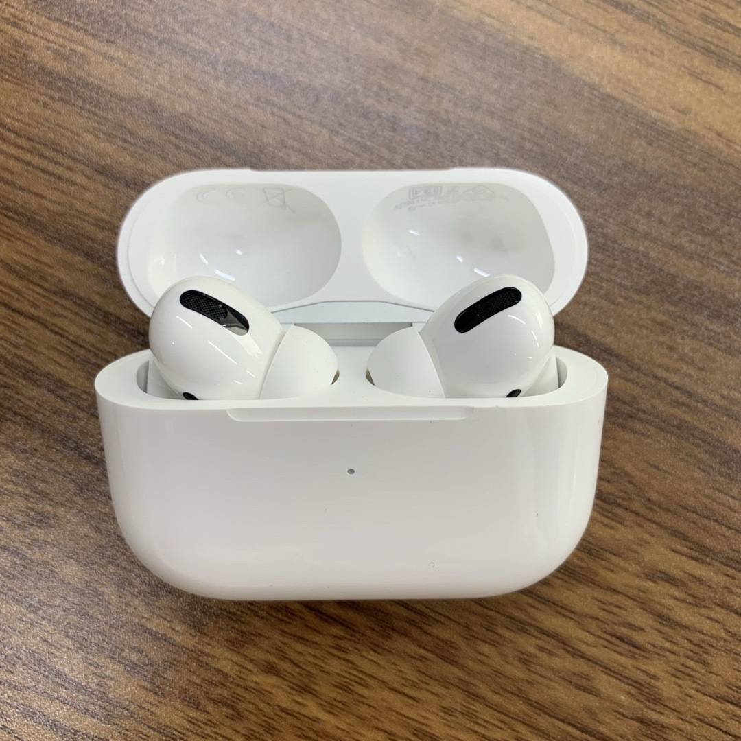 Apple(アップル)のApple純正 AirPods Pro MagSafe充電ケース付き スマホ/家電/カメラのオーディオ機器(ヘッドフォン/イヤフォン)の商品写真