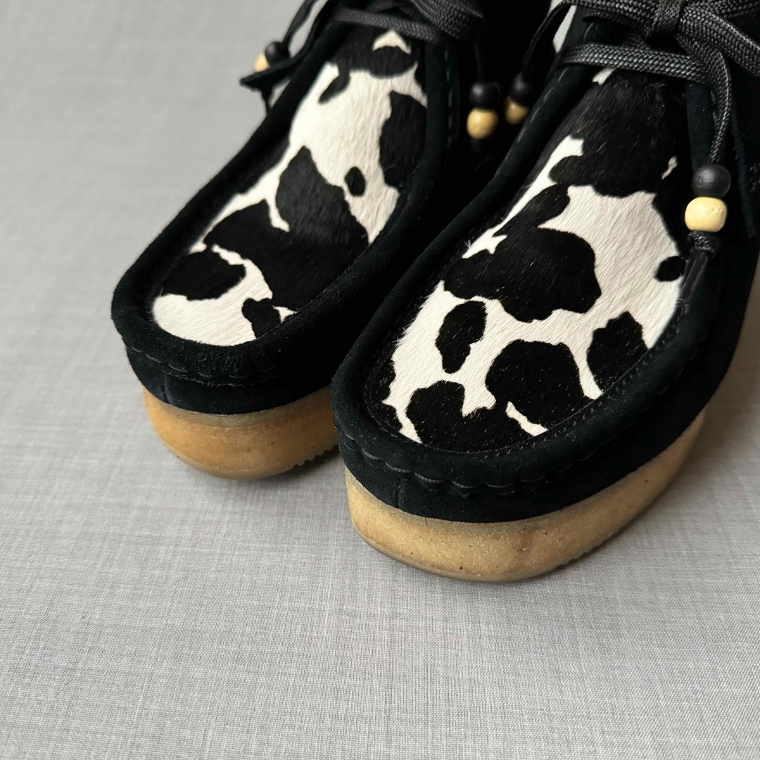 Clarks - 美品 Clarks Originals ワラビー ブラックカウ 20AW 限定の Clarks - 美品 Clarks Originals ワラビー ブラックカウ 20AW 限定の