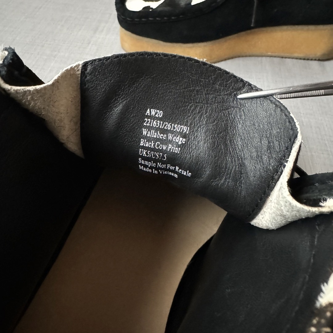 Clarks - 美品 Clarks Originals ワラビー ブラックカウ 20AW 限定の Clarks - 美品 Clarks Originals ワラビー ブラックカウ 20AW 限定の