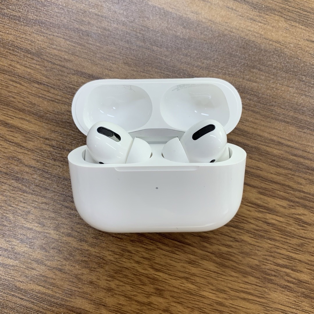 Apple(アップル)のApple純正 AirPods Pro MagSafe充電ケース付き スマホ/家電/カメラのオーディオ機器(ヘッドフォン/イヤフォン)の商品写真