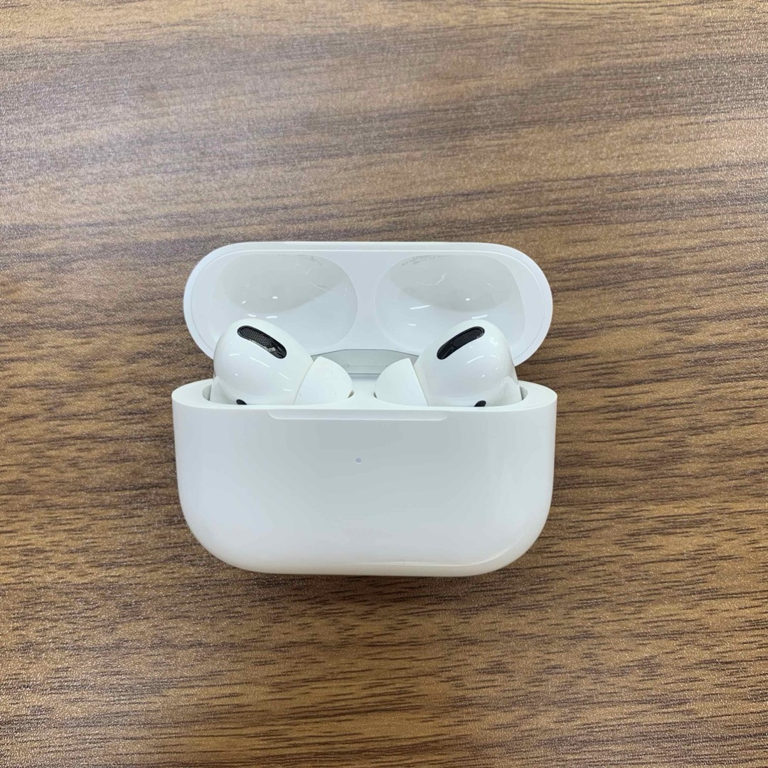 Apple(アップル)のApple純正 AirPods Pro MagSafe充電ケース付き スマホ/家電/カメラのオーディオ機器(ヘッドフォン/イヤフォン)の商品写真