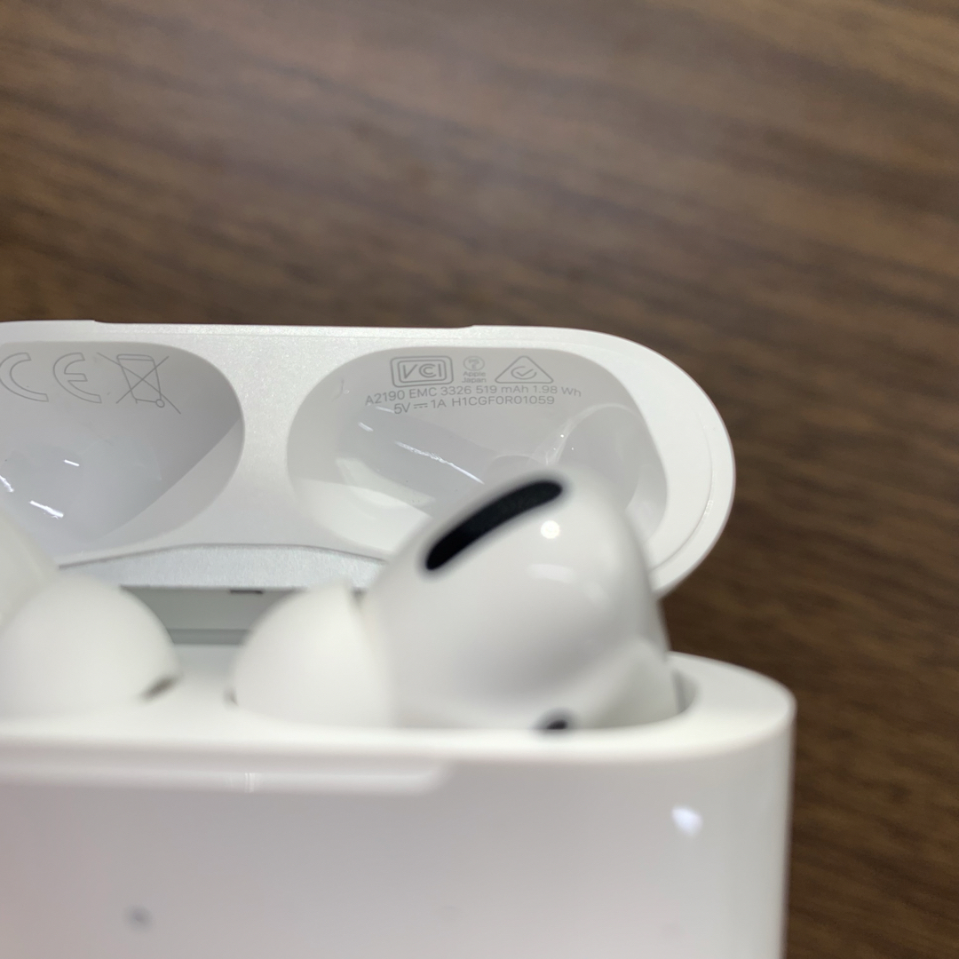 Apple(アップル)のApple純正 AirPods Pro MagSafe充電ケース付き スマホ/家電/カメラのオーディオ機器(ヘッドフォン/イヤフォン)の商品写真