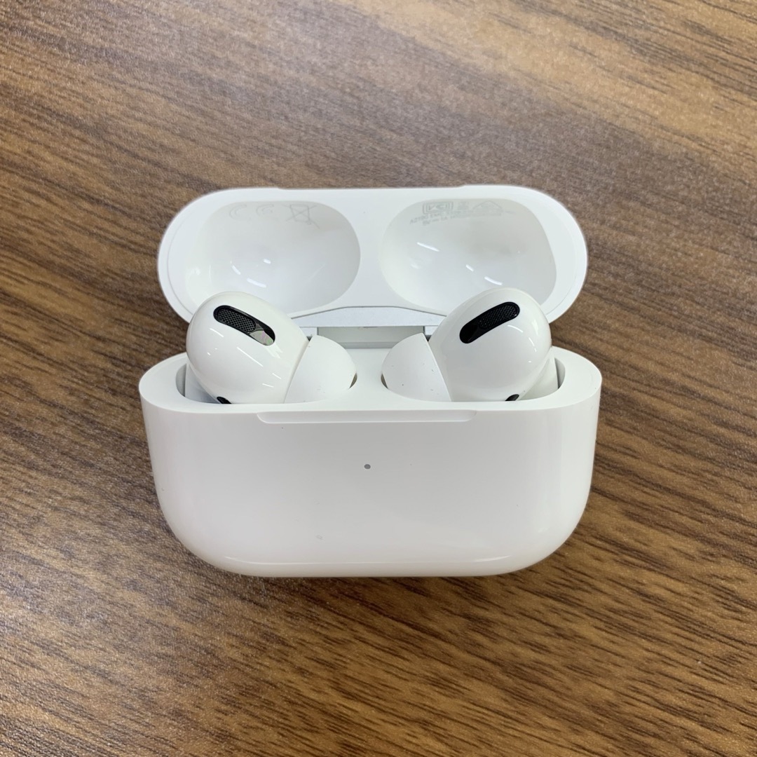 Apple(アップル)のApple純正 AirPods Pro MagSafe充電ケース付き スマホ/家電/カメラのオーディオ機器(ヘッドフォン/イヤフォン)の商品写真